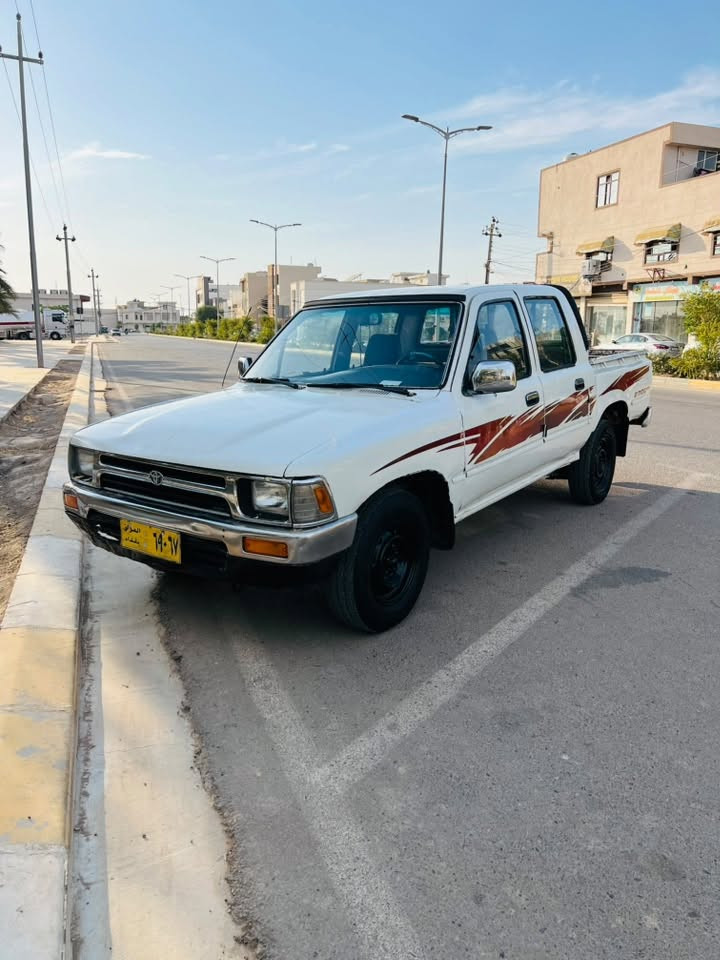 TOYOTA   1989. 3y
مەکینەی 3y             ئاڕمی پلاستیک سلێمانی 
سەرفوو بوخاری نیە  
کارەبای مەزبووتە. گشتگیانی ئیشەکات 
تەقەوو رەقەی نیە 
تایەکانی لۆکن 
ناوی زۆر جوانە 
لە کەلارم 

***********
