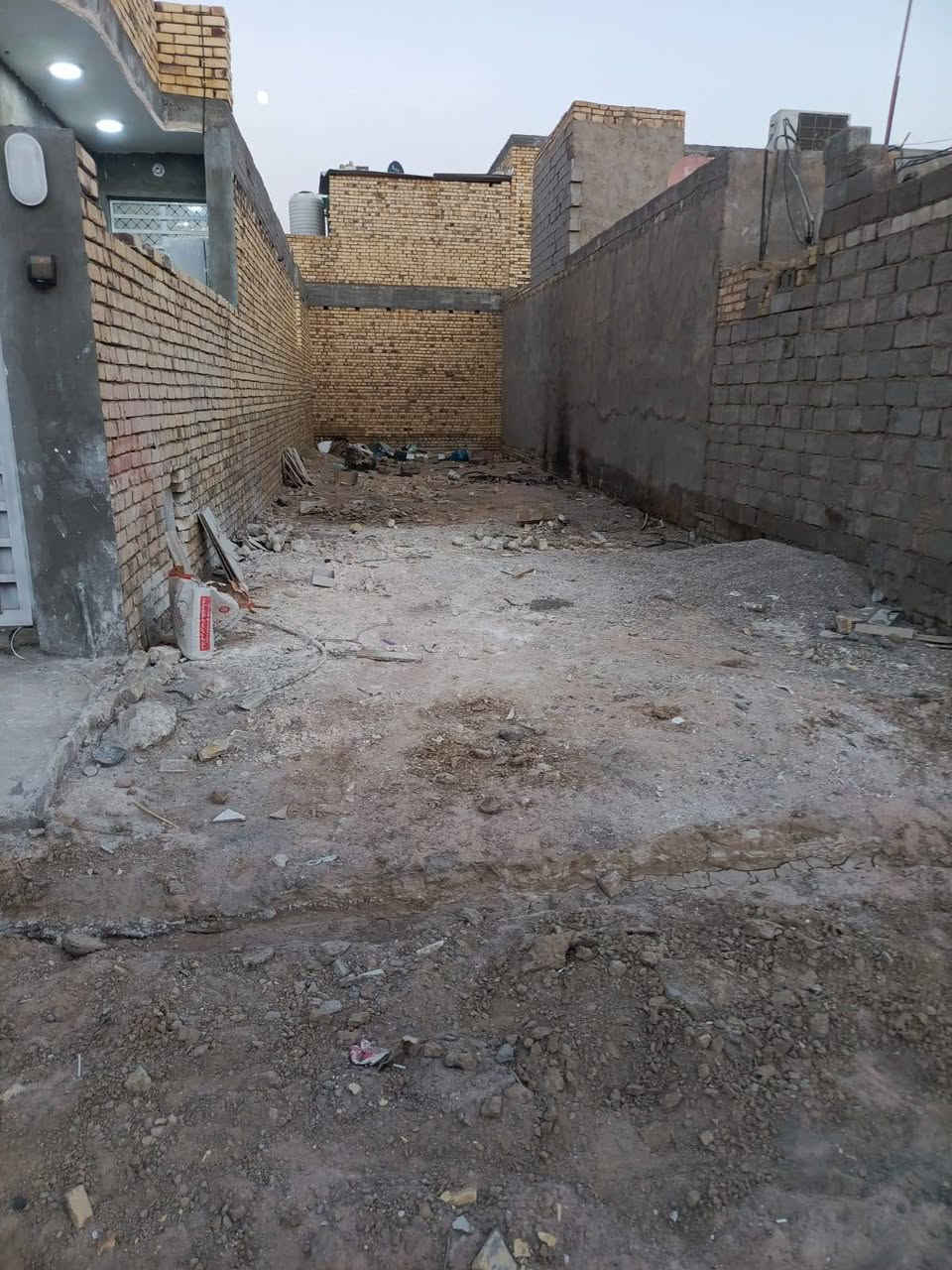 السلام عليكم 
قطعه مساحه100م بتلو مدفونه كامله بكاع  علي حامي ال شمال بحي الضباط من يم لبزل خامس فرع للاستفسار الاتصال على الرقم ‏‪ ***********

