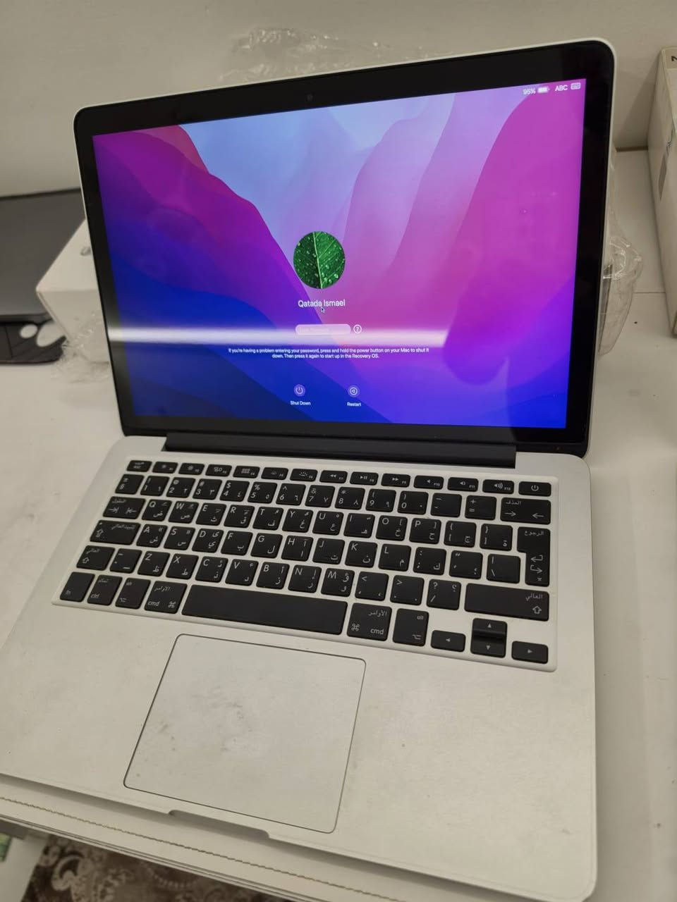 ماكبوك برو 2015
8Gb ram
256gb ssd
13Inch
100% battery
شغال كل شي مابيه بس كيبورد وتاتش باد ما يشتغلن اتوقع لان مفصول واير او شي 
يجي وياها كيبورد وشاحنتها الاصليه
نظافه 100% بدون كيبورد وتاتش باد
ب 250 وبيها مجال جبير
