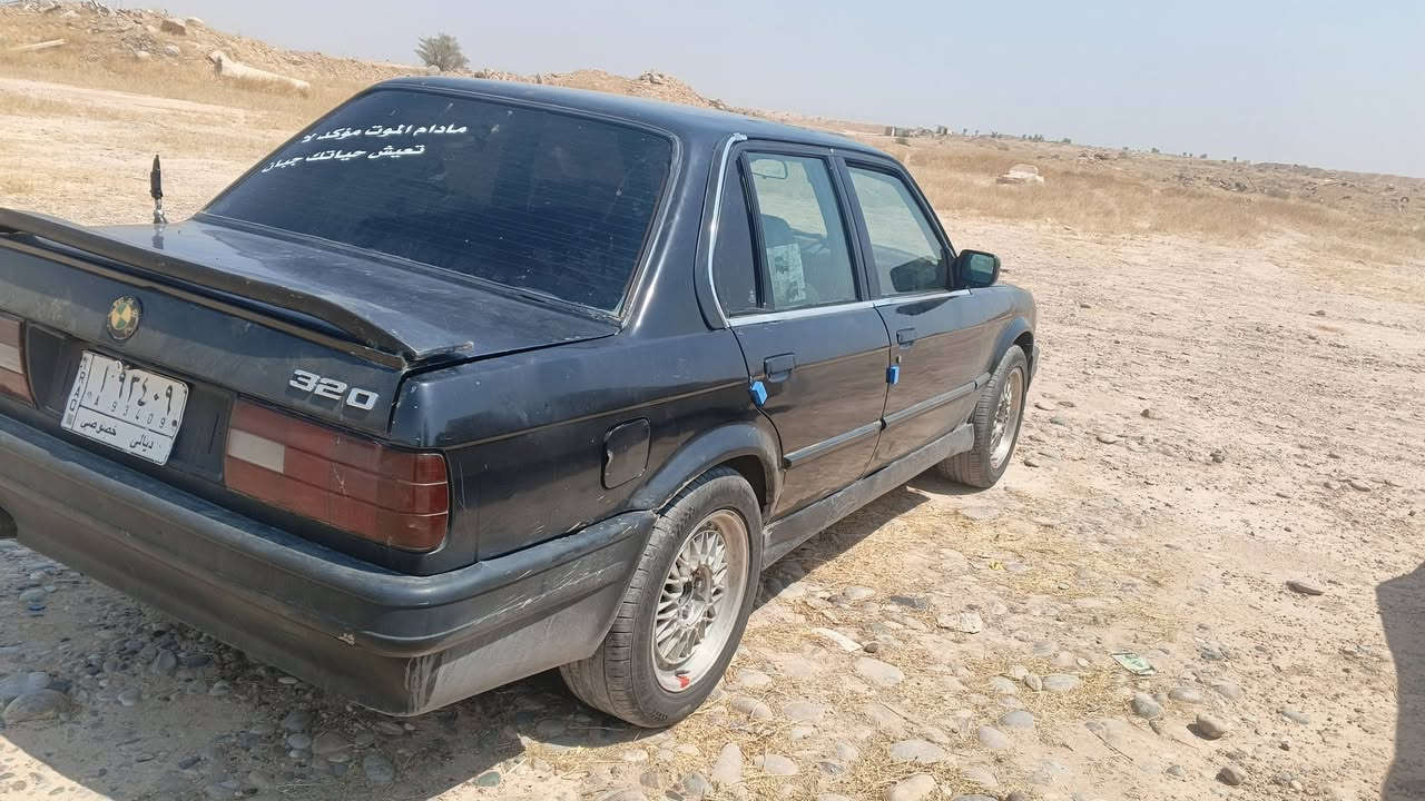 سلام عليكم اخواني بي ام زعره موديل 91 محرك 4 سلنر كير اتو صدر نص  عمر رقم الماني دياله  السعر 25  وبيهه مجال ***********
