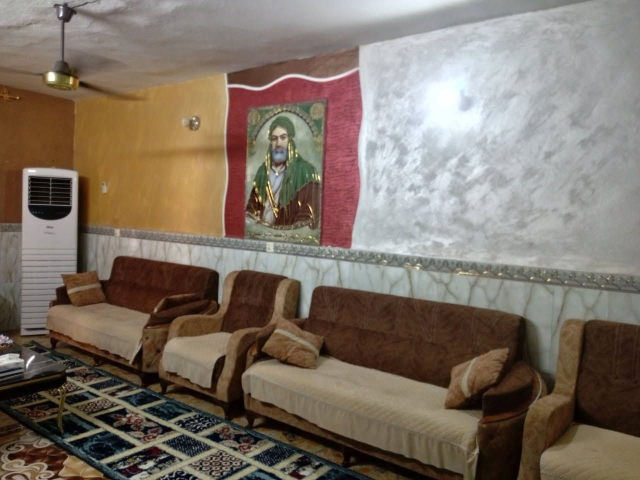 السلام عليكم دار سكنية للبيع طابو ملك صرف المساحة ١٥٠ متر واجهة ١٠ نزال ١٥ مع تشجير حديقة منظمة ٢٠٠ متر السعر ١٥٠ للاستفسار الاتصال بالرقم *********** المكان زعفرانية دور الشرطة قرب حسينية الزهراء ع مقابل مدرسة الرافدين
