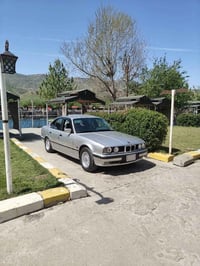 bmw مديل 1994 سلفر مشروع وطني بطاقة بنزين فول بس گير عادي محرك 525 بلا...
