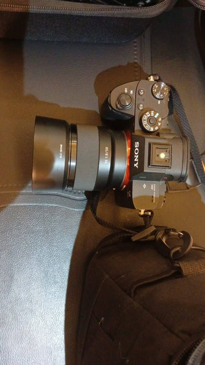 السلام عليكم 
كاميرا SONY للبيع مع الملحقات
السعر مليونين و750الف
للاستفسار الاتصال على الرقم
***********
