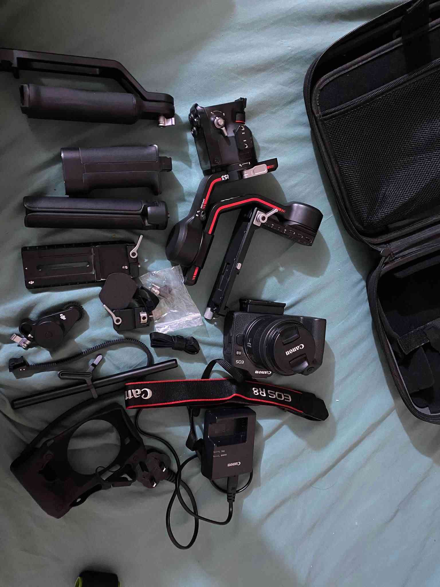 كانون R8الحترافي فول فريم
نضافه 100ستخدام 4مرات بس 
رولين دجاي S3بروه فول ستخدام شخصي نضافه 99
تواصل ***********
