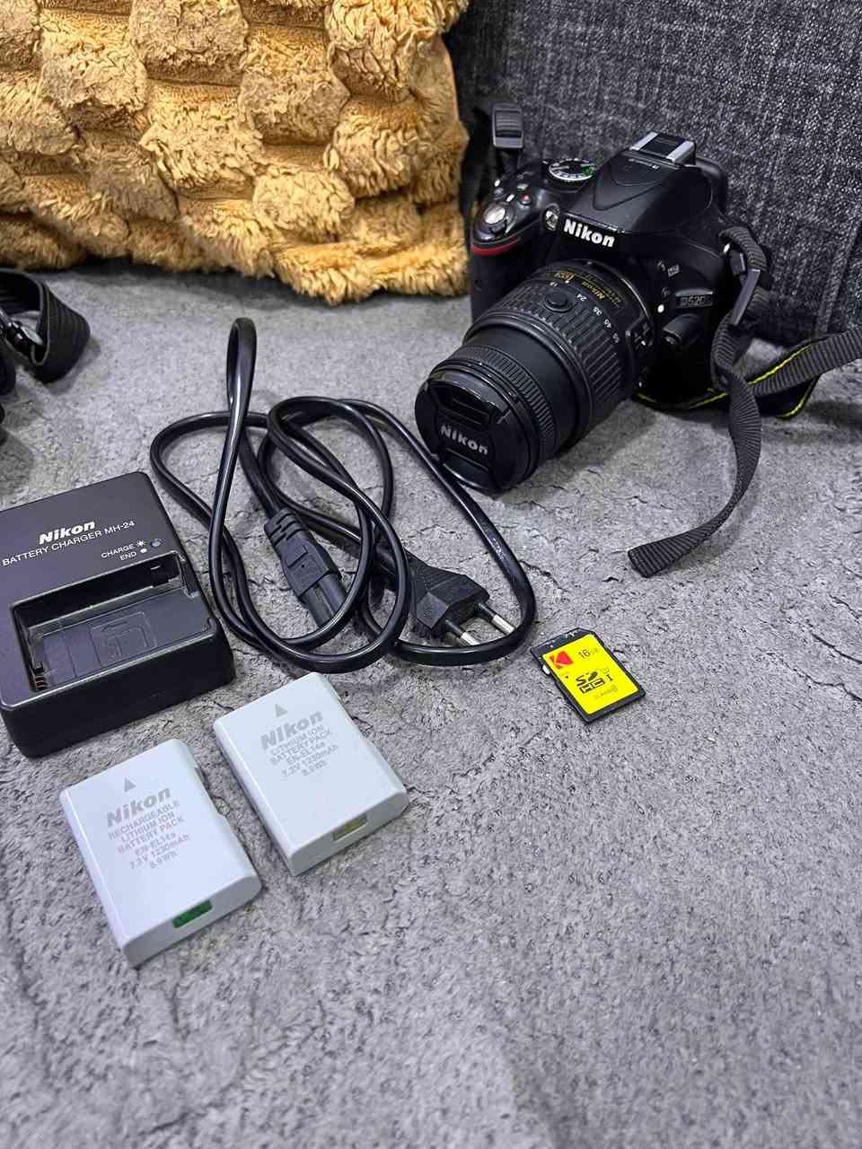 سلام عليكم كامره نيكون 5200
نضيفه جدا
مستخدم قليل 
كامل ملحقات 
رام 
بطاريه 2
شاحنه 
جنطه 
عدسه18-55
توصيل جميع المحافظات 
***********
