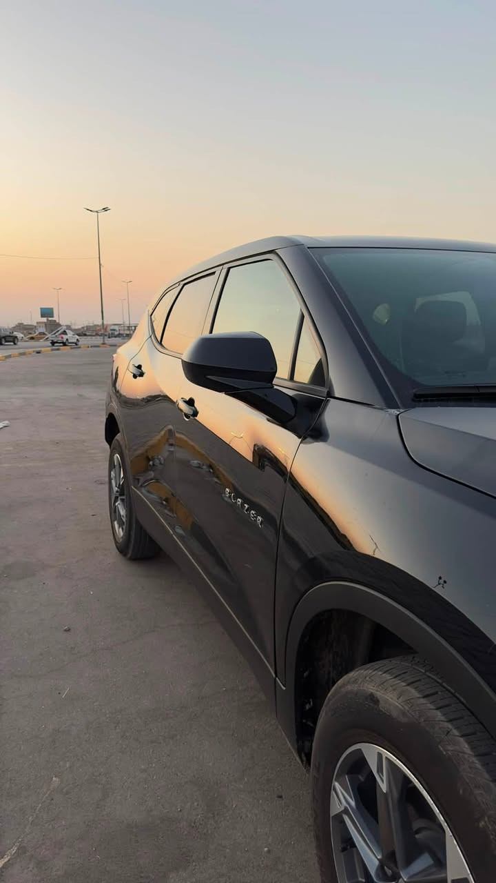 السلام عليكم 
بلايزر مديل 25 لون اسود
مواصفات 2LT معروفه 
مكينة 4 سلندر تيربو ,, تو ويل 
السياره ماشيه  12 الف كيلو  بعدها وكاله
دخول جديد قبل 15 يوم كتاب شهداء 
يعني تستلم مرقم وكامل
حادثها قطعه وحده بنيد فقط مثل ماموضح بالصور ماواصل مكينه
مبدل بنيد ودعاميه والبنيد الاصلي مالها موجود وبيه طخات ثنين خفيفات حته مامسويهن بقبق الجنطه وبالذان مال جاملغ كد ٣ اصابع موضحه بالصور
سياره بعدها لوك 
المكان البصره 
السعر 210
واتس اب ***********
