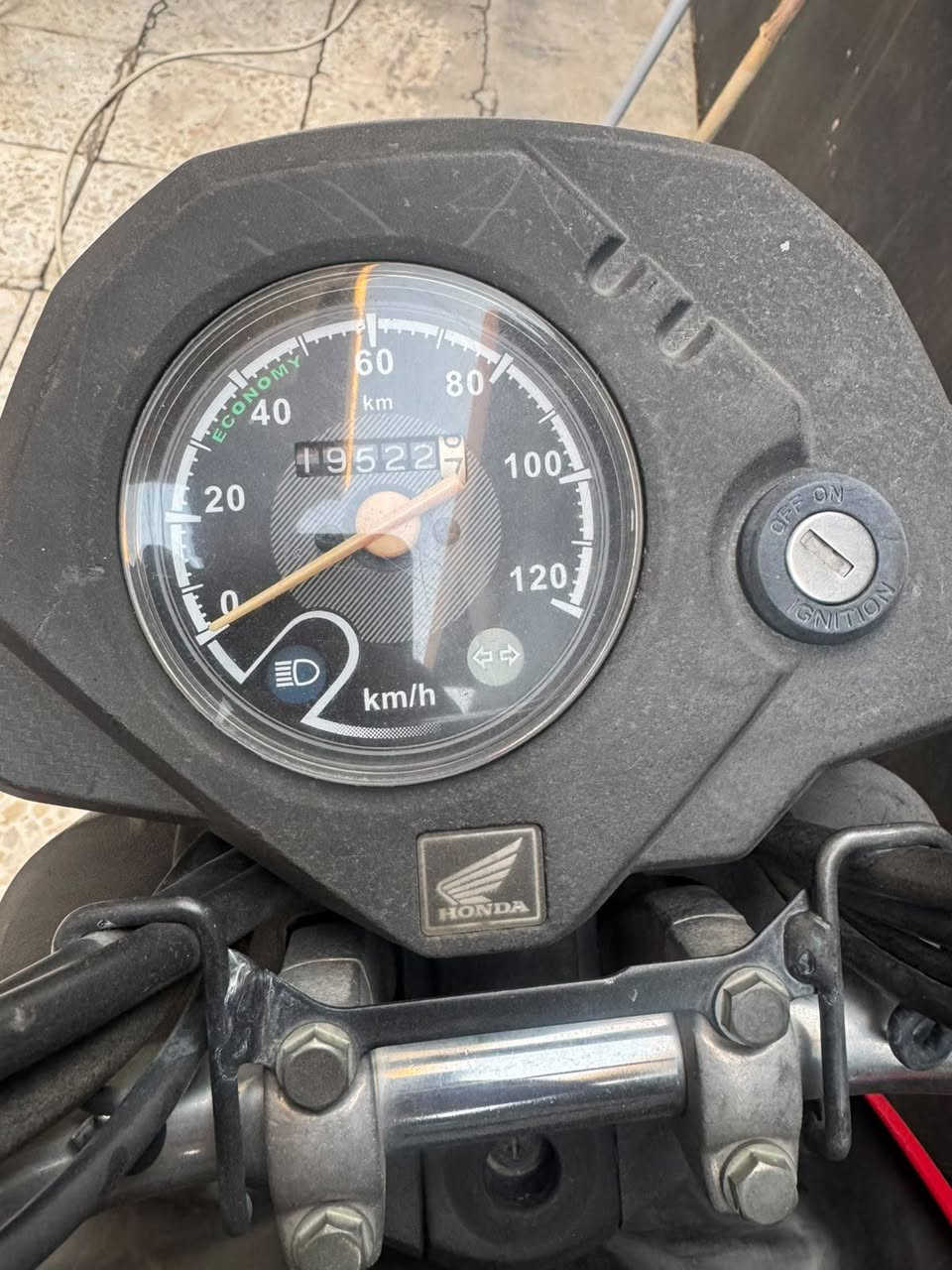 للبيع: دراجة Honda Navi موديل 2018
المحرك: 110 سي سي - اقتصادي جداً في البنزين.
القير: أوتوماتيك بالكامل (CVT) - قيادة سهلة وبسيطة.
التشغيل: سلف كهربائي + هندل (Kick Start).
الحالة: ممتازة 
المسافة المقطوعة: 19 كيلو
المميزات: خفيفة الوزن (101 كجم)، تحتوي على صندوق تخزين سفلي 
الموقع: بغداد اليرموك 
السعر:  مليونين و 650 الف وبيها مجال 
للتواصل:  ***********
