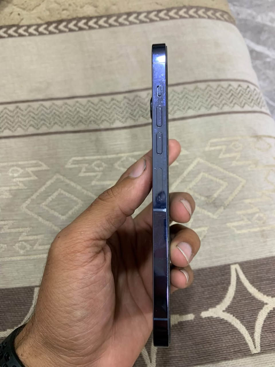 السلام عليكم 
لبيع جهاز نظيف جدا فقط شاشه بيه ضربه بسيطه آيفون 13برو ماكس بطاريه 79
سعر 500الف 
***********بغداد زعفرانيه شارع المعهد

نص مكتوب في الصور:
- 57 1:20 حول الاسم iPhone (2) إصدار iOS 26.6.1 اسم الطراز iPhone 13 Pro Max رقم الطراز MLF93LL/A الرقم التسلسلي DFJYKT21C6 انتهت صلاحية التغطية سجل تاريخ القطع والخدمة الأغاني 0 الفيديوهات 814 الصور 1,586 التطبيقات 20 السعة 256 غ.ب. متوفرة 177.12 غ.ب.
- 1:20 57 حالة البطارية والشحن رسالة مهمة حول البطارية حالة بطاريتك متدنية جدًا. يمكن أن يبدل أحد مزودي خدمة Apple المعتمَدين البطارية لاستعادة الأداء والطاقة القصويين. العثور على خيارات الخدمة... الحد الأقصى للقدرة 79% هذا قياس لققدرة البطارية مقارنة بقدرتها عندما كانت جديدة. قد تتسبب القدرة المنخفضة بتقليل ساعات الاستخدام بين عملية الشحن والأخرى. أقصى قدرة للأداء ستساعد الأنظمة المضمنة في النظام والمكونات في تخفيف آثار الأداء التي قد تلاحظها أثناء التقدم الكيميائي في عمر بطارية iPhone. شحن البطارية المحسن للحد من استنزاف عمر البطارية، يتعلم الـ iPhone من عادات الشحن اليومية، بحيث ينتظر ولا يتجاوز 80% حتى يحين موعد حاجتك إلى استخدامه.