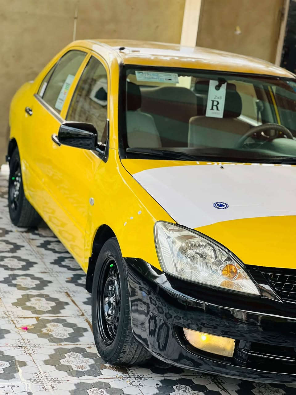 سلام عليكم لانسر موديل 2009 رقم بغداد دولي بسمي سنويه 31 مكينه 2000 السيارة بيها صبغ 3 قطع فقط السيارة كامله بدون اي نقص مكينه و كير جدد صدر امامي خلفي كله جديد تخم تاير جديد تبريد ثلج كهربائيات كله شغاله جامه جديده كشنات خلية النحل جدد كاعيه جلد جديده 
السعر (62) وبيهة مجال 
الاستفسار ***********
مكاني ديالى
