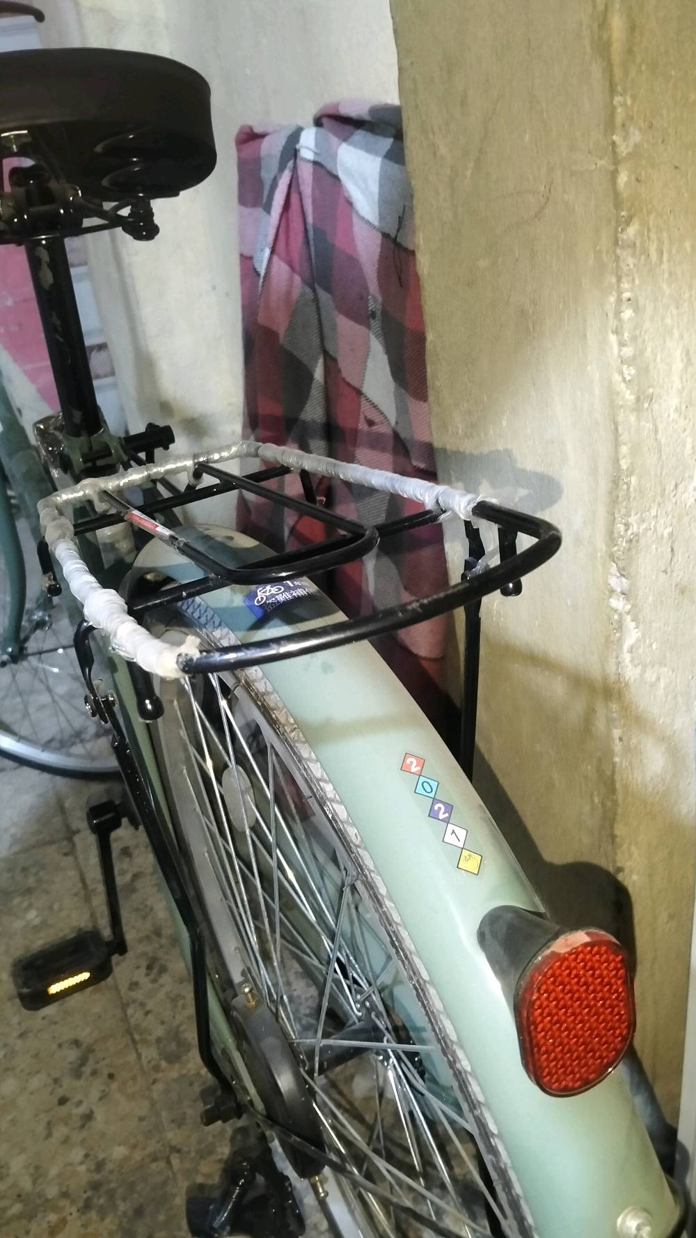 سلام عليكم عدي هاذ البايسكل بطه حجم 24اليوم شتريته الله شاهد من معرض ابو سجاد بعده بترابه مديله 22كلوف تجي اذا مشخوط شخط زغير عوفه وروح سعره165بي مجال حك جيه مكاني بغداد كم ساره هاذ الرقم للستفسار ***********