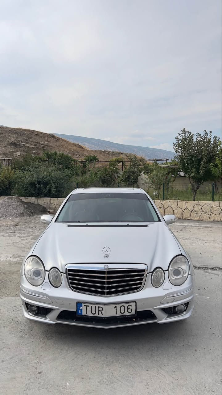 میرسدس e class 240 2003 v6دەحامی بۆ دەحامی كرایتە AMG بە شەرت مەنەفێست ئەوەروپی ئەسلی  گێرو مەکینەی لۆک لۆکە بەشەرتی فەعس، لێدراو بەشەرت  سەقفی و حیزام بەشەرت شوختوو چاڵوچۆڵی نیە هەتا نەیبینی نازانی چەند خاوێن و جوان ماوەتەوە لەسەر دەقی شەریکەیە، یەک دینار مەسرەفی تێدا نیە 
 سحری ٧٧وەروقە و مەجال 
*********** أربيل, العراق
