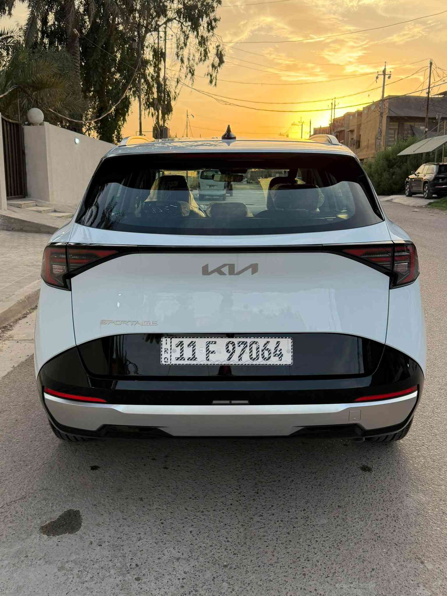 السلام عليكم للبيع سبورتج موديل ٢٧ زيرو ضمان الشركة الدوليه رقم بغداد باسمي السياره بحالة الشركة ماشيه الفين فقط كامله بدون اي نواقص السياره مكفولة كفالة عامة من كلشي 
السيارة فئة بيسك ومواصفاتها معروفة 

السعر  ٢٢٤  $ وبيها مجال بسيط 
 
مكان السياره بغداد - الدورة ***********
