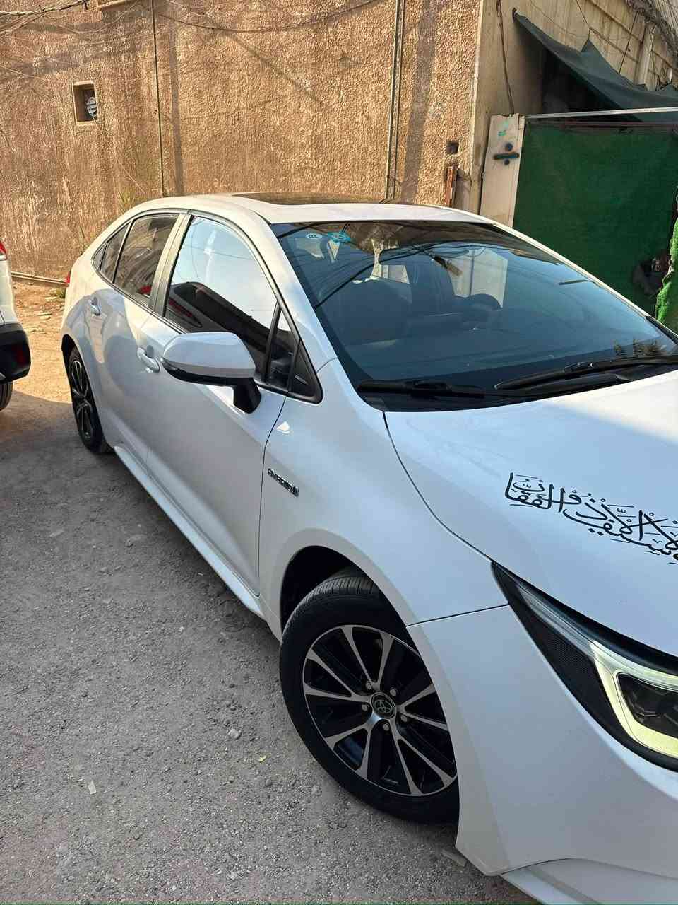 سلام عليكم كورلا هايبرد موديل 24 
ماشية 85 
مكفولة من الضربة والصبغ 
فقط تكحيلات بسيطة 
داخل احمر جلد 
سعرها150$ 
مكاني المنصور 
***********
