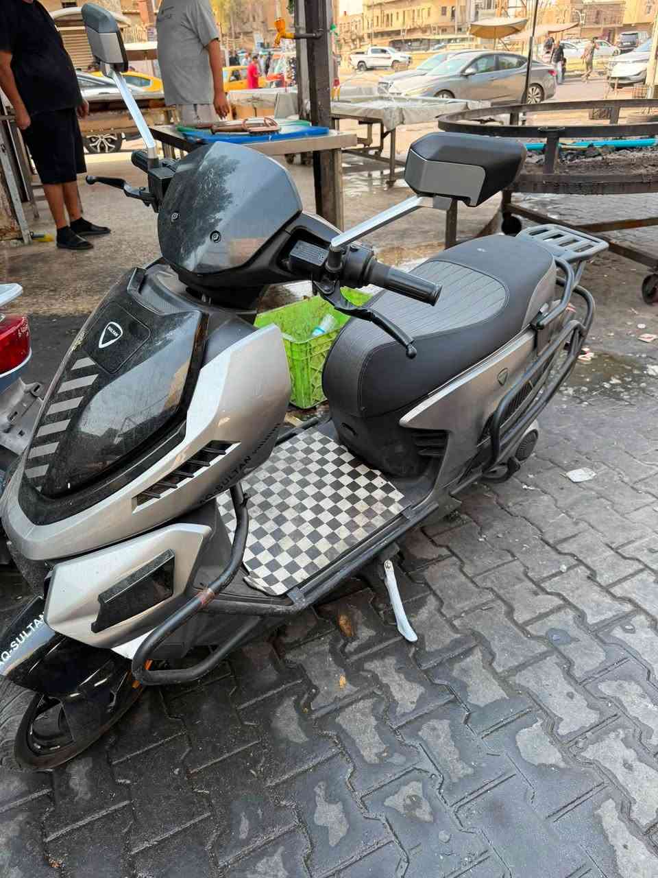 دراجه AQR R9X للبيع 

ملف 2500 حقيقي 
سرعتها توصل لل85حقيقي
تمشي بلشحنه الوحده من 70 الى 80 كيلو حقيقي 
6بطاريات 
درع 360
دراجه قويه كلش وجديده 
ماشة اقل 500 كيلو فقط استخدام شهر 
الجديده مالتها بمليون و 350 الف الله شاهد 
سعرها مليون  و100  
مكاني بغداد  شارع حي***********
