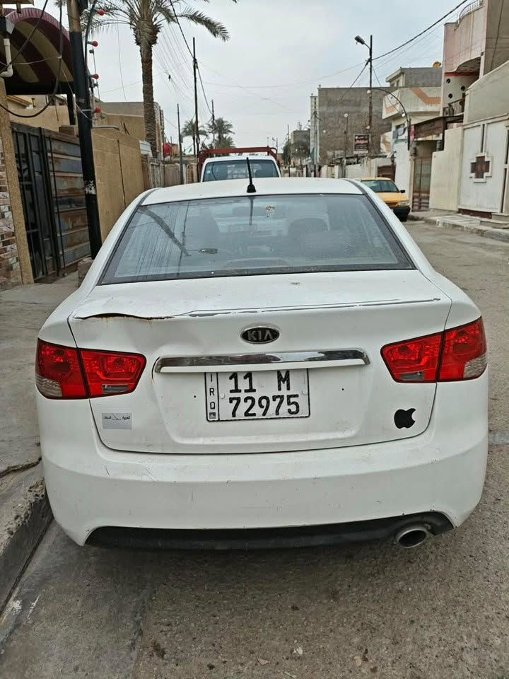 سيراتو موديل 13 رقم بغداد انكليزي
السيارة بلادية اي قطعة ما مبدلة 
بيها صبغ بالهلال نال الجاملغ الخلفي وبارد بسيط والقبق مال الجنطة على كد البك لايت بي بارد 
والدوسة اليمين بيها طخة 
الباقي كله كفالة
مكان السيارة بغداد / البلديات 
***********
موجود واتساب ايضا 
السعر 100 ورقة بيها مجال بسيط
مودتي لكم.
