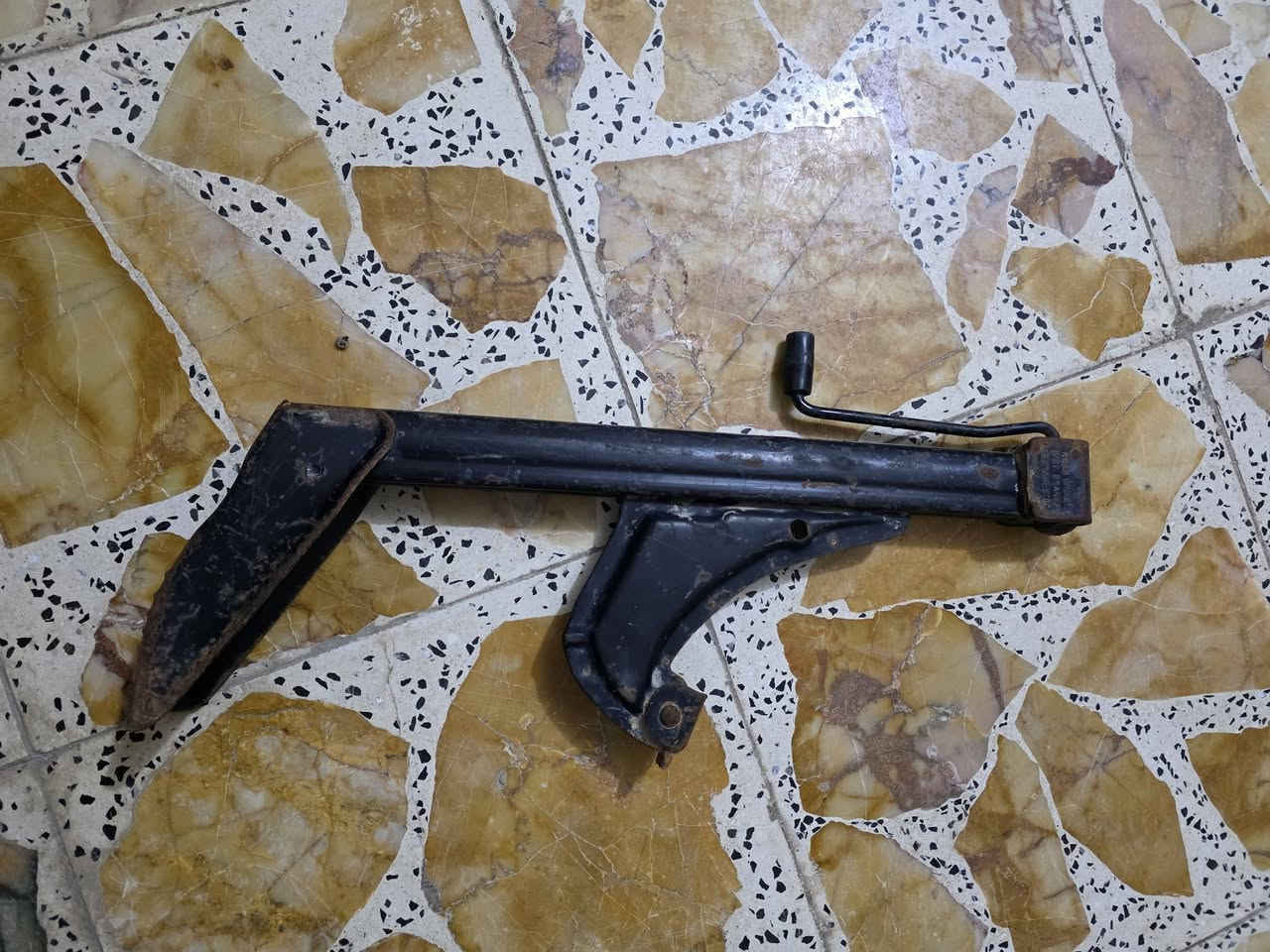 بنيد دب مابي رصعه سعره ١٥٠
قبق جنطة حاوية مابي رصعه سعره ٦٠
هوك سحب جديد حاوية كهربائياته شغالة وبراغية ويا سعره ٧٠ 
جك بي ام بلاد حاوية سعره ١٠
ويلات تخم خوات كفاله سعرهن ٢٠٠
ويلات كل واحد شكل وهم كفالة الواحد ٥٠
مكاني نجف توصيل ماعندي 
***********
