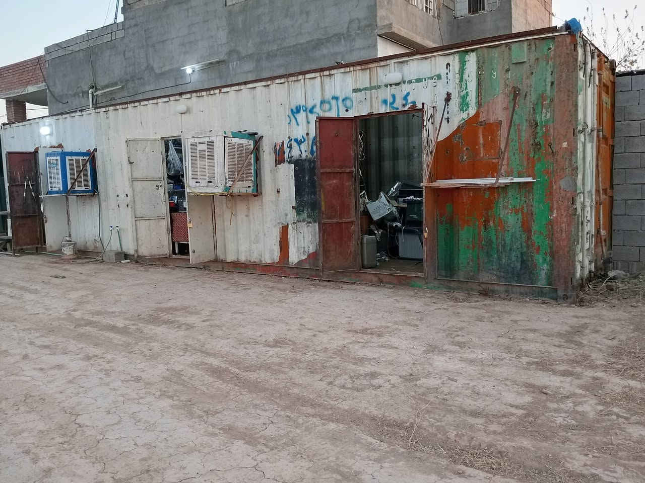 حاويه للبيع مقطعه 3 محلات ***********
