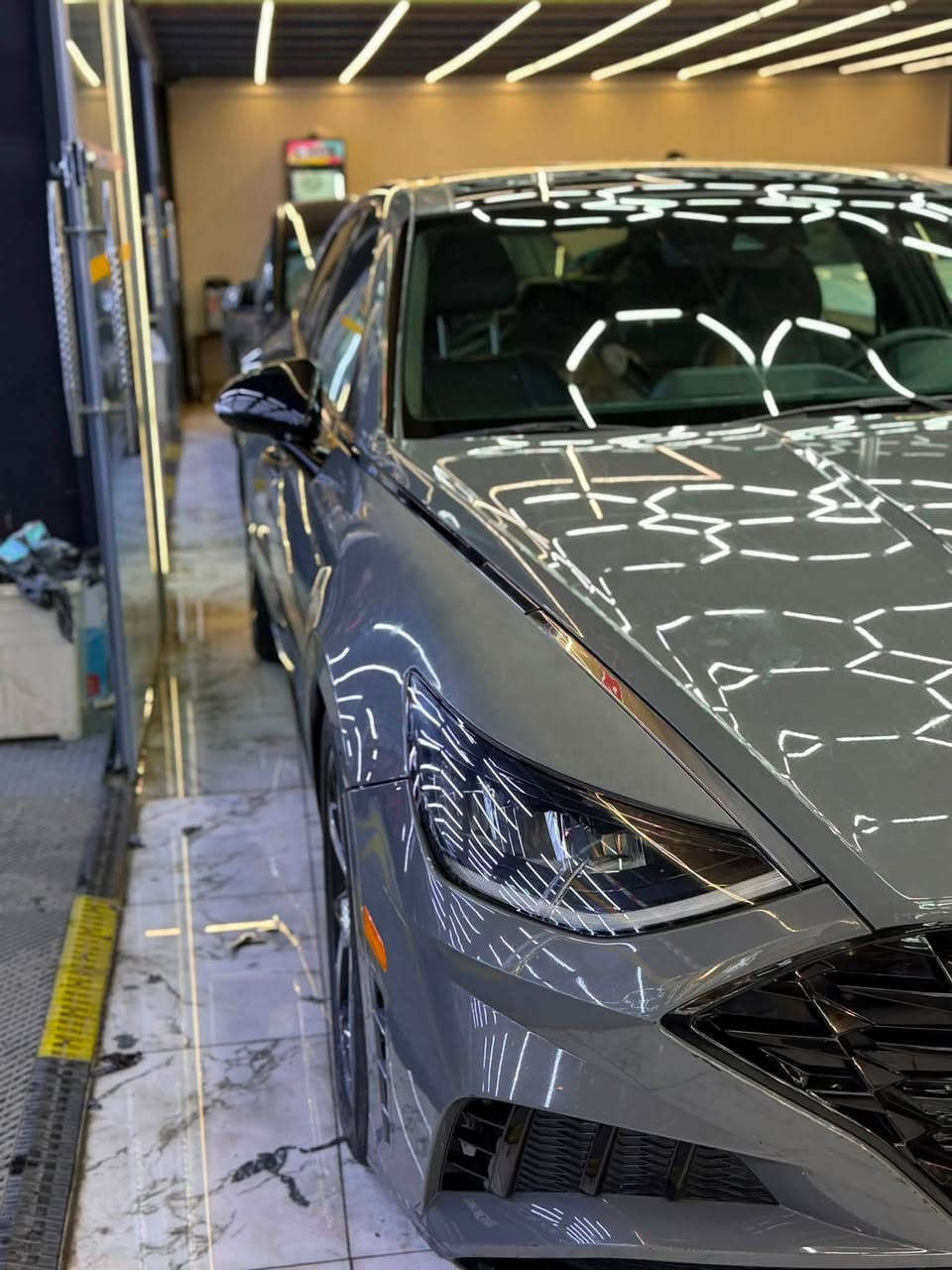 للبيع: هونداي سوناتا 2021 (SEL Plus) 🚗✨
• اللون: رمادي إسمنتي مميز (Hampton Gray)
• المحرك: 1.6 تيربو أداء قوي واقتصادي جداً
السعر: ١٦٨ $
• المواصفات:
 بصمة تشغيل ودخول ذكي + تشغيل عن بعد
 شبك أمامي ومرايا وسقف بلون أسود بيانو (Gloss Black)
 إضاءة نهارية LED ممتدة
 شاشة كبيرة + كاميرا خلفية + شاحن لاسلكي
 نظام تحديد المسار ورادارات وباقة أمان متكاملة
 كشنات جلد مع مخمل وتدفئة بالكشنات
رقم اللوحه/ اربيل 
العنوان /بغداد /العامريه

للتواصل واتساب 
***********
