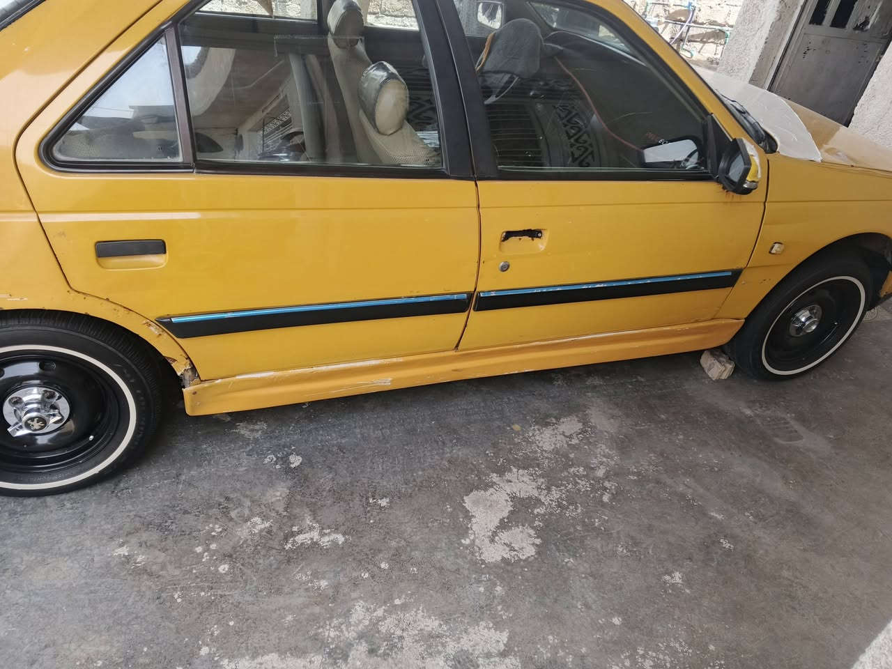 السلام عليكم بيجو ٤٠٥ موديل ٢٠١٠ للبيع مكينه جديدة قبل شهر شادهه وكير مكفول تبريدها منضومه جديدة ويا السويج تخم تاير جديد صدرها نص عمر باتري جديد كهربائيات كلهه شغاله لايت زنون بدون ضربه بدون صبغ بدون تبديل بيها خياسات بالدوس الخلفيه مامعرمهن موضحات بالصوره مصفره هيئه وغرامات وهزه جديدة سنويتها ٢٠٣٠ سياره بأسمنه شخصياً سعر ٣٠ وبيهه مجال اتصال *********** مكانها بغداد ابوغريب
