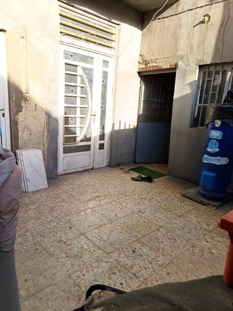 بَـيت للبَـيع.
الموقع:  حي البكرلي - حسينية السفير - حيث تتوفر جميع الخدمات. 

التفاصِيل: 

المساحة: 80 مَـتر، زراعي. 

يتكون من طابقين
الطابق الأول: يتكون من هول - مطبخ - غرفة - استقبال - طارمة
الطابق الثاني: يتكون من غرفة كبيرة الحجم تحتوي على حمام داخلي
كما يحتوي على سطح 

السعر: تجون وبيكم خير وتدللون. 
رقم الهاتف: *********** حلة, بابل
