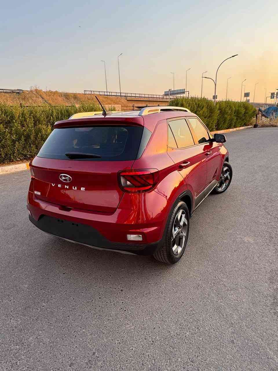 🚗 للبيع: هيونداي فينو (Hyundai Venue) موديل 2023 - فول مواصفات 🚗
​سيارة قمة بالنظافة، اقتصادية جداً، ومجهزة بجميع مواصفات الراحة والأمان، جاهزة للاستخدام والتحويل المباشر.
​أبرز المواصفات:
​الموديل واللون: 2023 - أحمر مميز.
​المحرك والقير: 4 سلندر سعة 1.6L اقتصادي جداً مع قير أوتوماتيك ناعم.
​الشاشة والتقنيات: شاشة وسطية تدعم آبل كاربلاي وأندرويد أوتو + عدادات ديجيتال بالكامل.
​المقصورة: مقاعد جلد وقماش مميزة بحالة الممتاز.
​أنظمة الأمان: تنبيه النقطة العمياء، نظام كشف المسار، مانع تصادم، وكاميرا خلفية مع خطوط توجيهية.
​الإضافات: تشغيل بصمة، دخول ذكي، ويل أوفر 17 إنش، سكك سقف، ومثبت سرعة.
​الحالة والضرر:
​صبغ بنيد فقط (حادث سطحي بسيط).
​كفالة شاصي، لغود، وأيرباجات سليمة.
​بشرط الفحص (مكينة، قير، كهرائيات).
​السعر والتواصل:
​السعر المطلوب: 130 ورقة ($13٫000) - وفيها مجال بسيط للجادين بعد المعاينة.
كفالة رقم 15 ورقة.
​المكان: [اربيل]
​للتواصل: [***********] / يتوفر واتساب. أربيل, العراق
