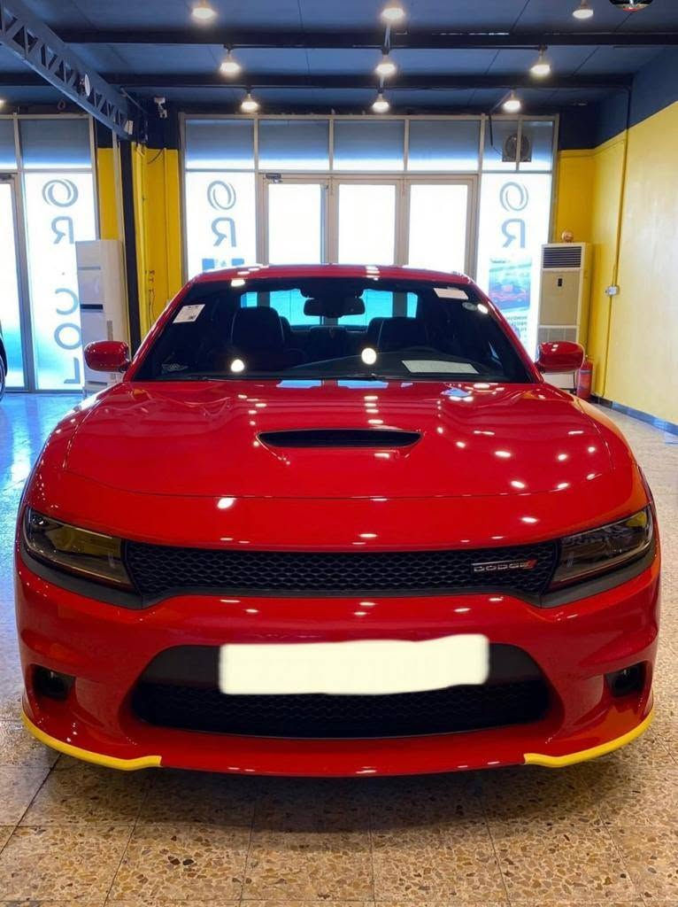 الموديل : 2022 . (خليجي) .
المحرك : V8.  5.7L .
العداد : 23 الف كيلو
الضمان : 3 سنوات او 60 الف كيلو متر . 
عليهه نانو سيراميك كامل ppf مع جام
فجوج 6 بستم تخم كامل مع فلنجات
هدزر لونك تيوب ريسنك مع داون بايب كامل 
شوته Afe مفتوحه
اويل كاشكان اصلي 

 
المواصفات :
* نسخة  RT PLUS - SUPER TRACK PAK .
* كت SRT كامل . 
* نقطة عمياء . 
* حساسات خلفية . 
* شاشه كبيرة مع نظام ملاحة نفكيشن GPS .
* الشاشة مع اوپشنات SRT . 
* سستم صوت الپاين مع سماعات پريميوم .
* ويل قياس 20 انج . 
* مصابيح امامية زنون . 
* كشافات الضباب زنون . 
* فتحت سقف (سلايد) . 
* مقاعد رياضية من الجلد الفاخر . 
* مقاعد أمامية كهربائية عدد 2 . 
* ذاكرة لحفظ وضعيات الجلوس (ميموري) . 
* مقاعد أمامية تبريد وتدفئة . 
* مقاعد خلفية تدفئة . 
* تشغيل عن بعد . 
* ستيرن كهربائي . 
* تدفئة ستيرن . 
* محدد سرعة . 
* تلفون بلوتوث . 
* كاميرا خلفية .
* مرايا متحسسة للاضاءة العالية .
* كير شفتر بالستيرن . 
* دخول ذكي (بصمة) .
***********
