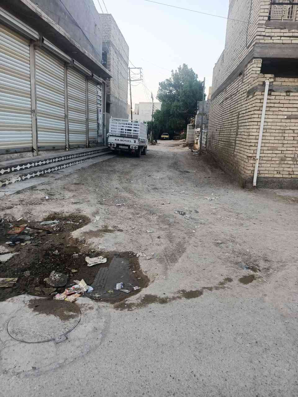 سلام عليكم  بيت لبيع في شعب سريدات قديمه مربع ثالث 
مساحت لبيت 75 طابق لوال كامل طابق ثاني هيكل يحتوي علا 2 غرف نوم وصاله حمام مثل ما موضح بل فديو لبيت سند 25 
بي وكاله من محكه سعره 65 بي مجال للاستفسار تصل علا رقم 
***********
