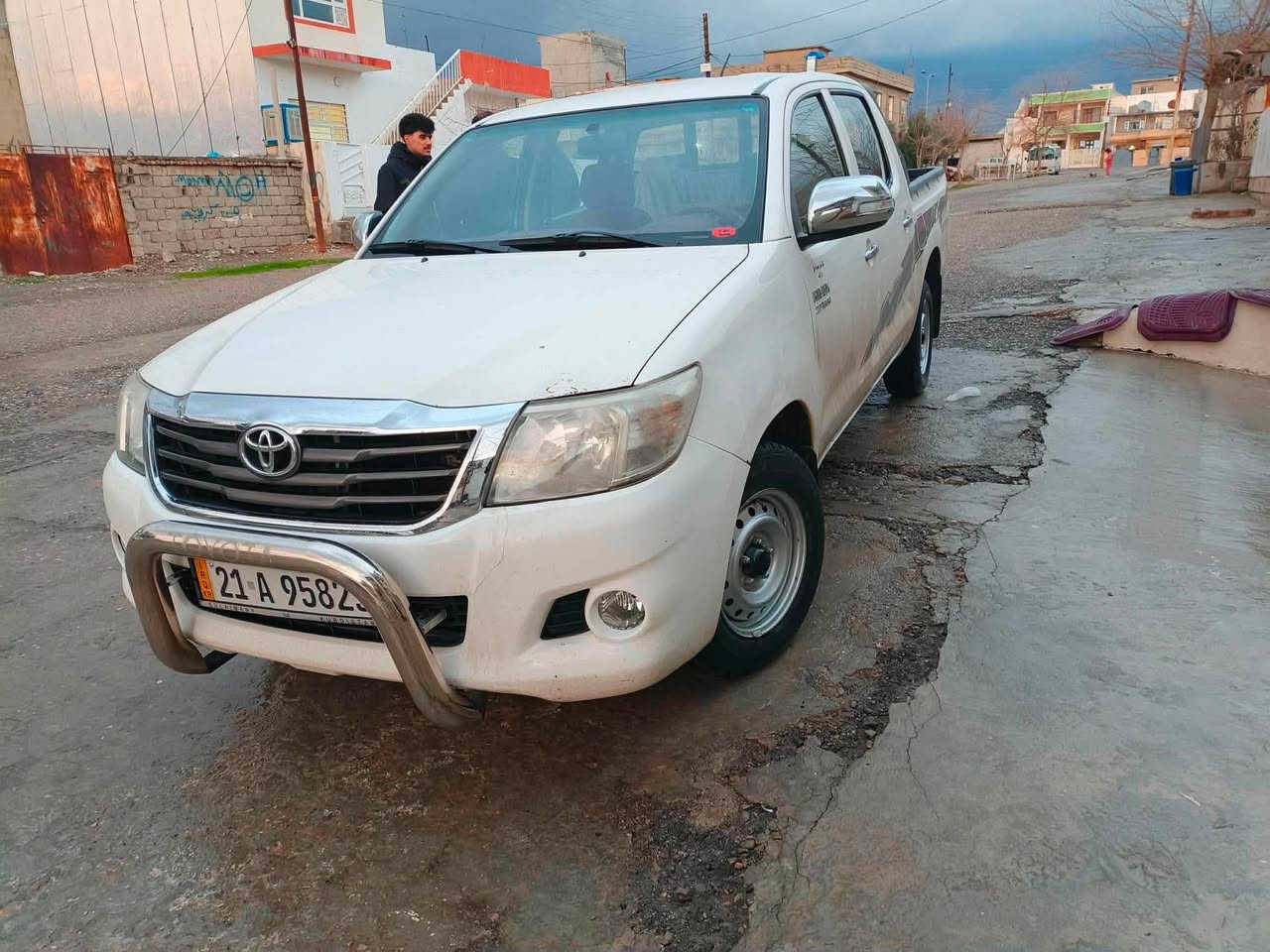 مەرزیە
مؤدیل ٢٠١٣
١٤٧هەزار رؤشتوە 
بێ بؤیاخ 
بێ شوخت
یەک بست ساردی هەیە
رەقەمو سەنەوی تازە تاکو ٢٠٣٠
***********

