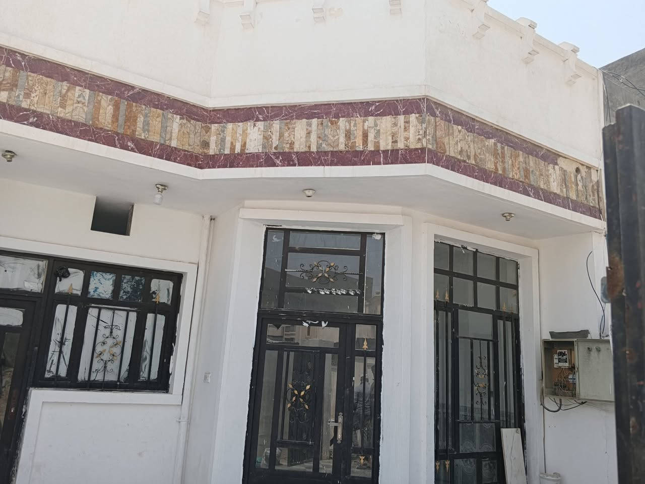 مشتمل للايجار طابق واحد في حي الامين قرب افران الامين 
غرفة وصاله واستقبال و حمام داخلي وخارجي وكراج 
مشتمل نضيف سيراميك 
بدل الايجار 300 
‏‪***********‬‏
*********** واتساب

