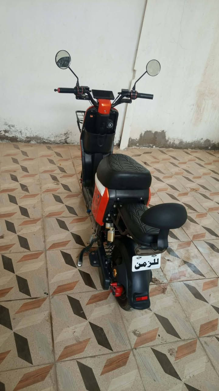 دراجه شحنR8 بطارية 5جديده البارحة شادهن ديالى بلدروز السعر 450وبيها مجال قليل ***********/0770902573
