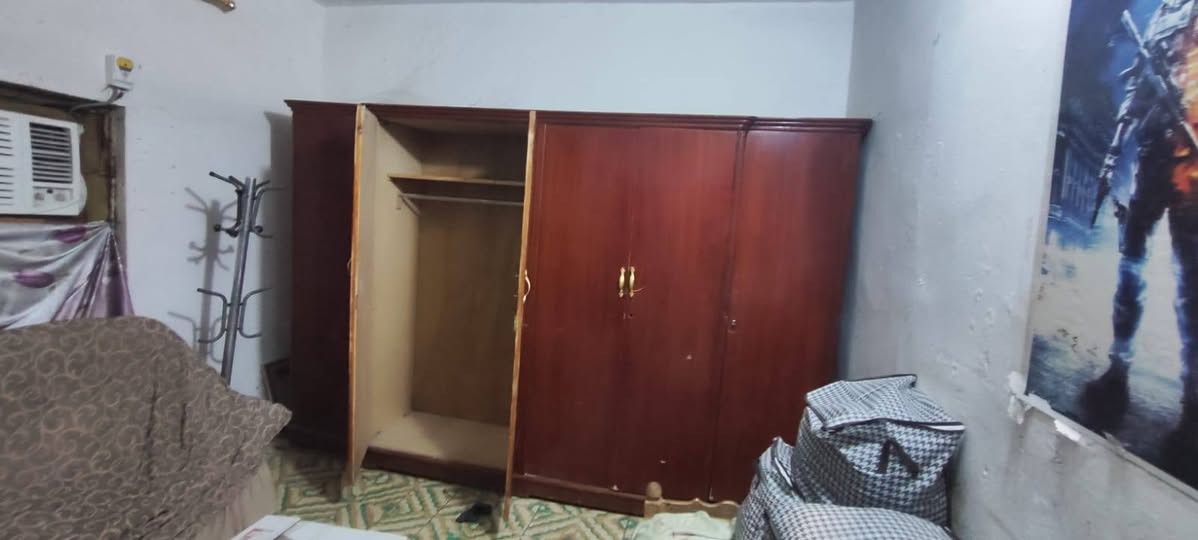 غراض بيت للبيع غرفة خشاب كاملة بس جرباية مامصورة 
خشب ثقيل قوي 
سعر 250 ألف 
بوفيه صاج ب100 ألف 
لعنوان الشافعية 

لا يوجد توصيل
