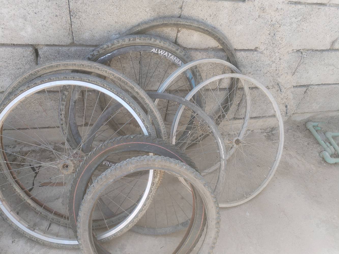 السلام عليكم بايسگلات للبيع كلها شلع كلهم بيهم اعطال بسيطة وتجي ويا 5 ويل و6تاير السعر 350الف وبي مجال بسيط العنوان موصل حي الكرامة