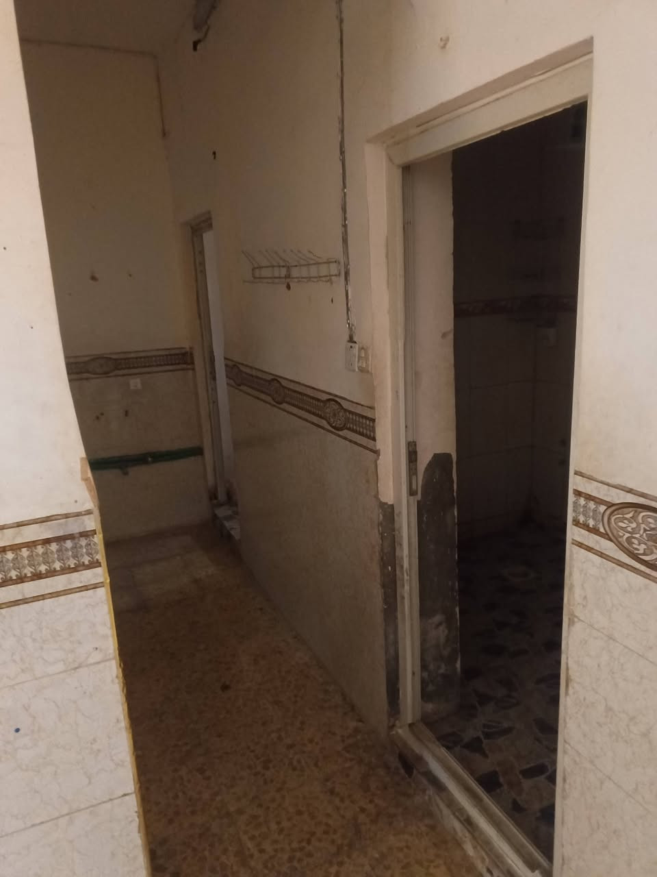 سلام عليكم 
بيت الايجار بحي الجامعه 
100متر طابقين 
3غرف نوم 
وستقبال ومطبخ وصاله وحمامات
يجاره 400 
***********
