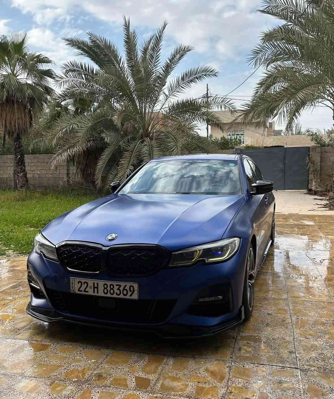 🚗 سيارة للبيع: BMW 330i (أعلى فئة)
المواصفات الأساسية:
 * المحرك: 4 سلندر تيربو (دفع خلفي RWD) ⚡
 * المسافة المقطوعة: 60 ألف ميل 🛣️
 * اللون الخارجي: أزرق مميز 🟦
 * الداخلية: تطعيمات كاربون فايبر 🏁
المواصفات والإضافات:
 * شوتر رياضي 🚀
 * دفيوزرات كاملة 🔥
 * نظام صوتي فاخر Harman Kardon 🔊
 * رادارات أمامي وخلفي 📡
 * نظام كشف النقاط العمياء 👁️
 * نظام الحفاظ على المسار (Lane Assist) 🛣️
 * مثبت سرعة ذكي ⚙️
 * دخول وتشغيل ذكي (بصمة) 🔑
 * شاشة كبيرة + نظام iDrive 🖥️
 * إضاءة محيطية داخلية (Ambient Light) 💡
 * سقف بانوراما ☀️
الحالة والصيانة:
 * الضرر: موضح بالصور (نصف جاملغ أمامي عكس السايق، بدون إيرباك، مع طخطخات بسيطة) 📸
 * الصيانة: معتمدة لدى Pitstop (حي الجامعة) 🛠️
 * الحماية: ضمان 5 سنوات نانو سيراميك / حماية (PPF) 🛡️
 * الملاحظات: السيارة صفر مسج (خالية من أي أخطاء أو أعطال)، ولا تحتاج أي مصاريف 💯
السعر والمعلومات:
 * السعر: 270 ورقة ($27,000) 

 * الموقع: بغداد / الأعظمية 📍
 * للتواصل والاتصال: *********** 📞

