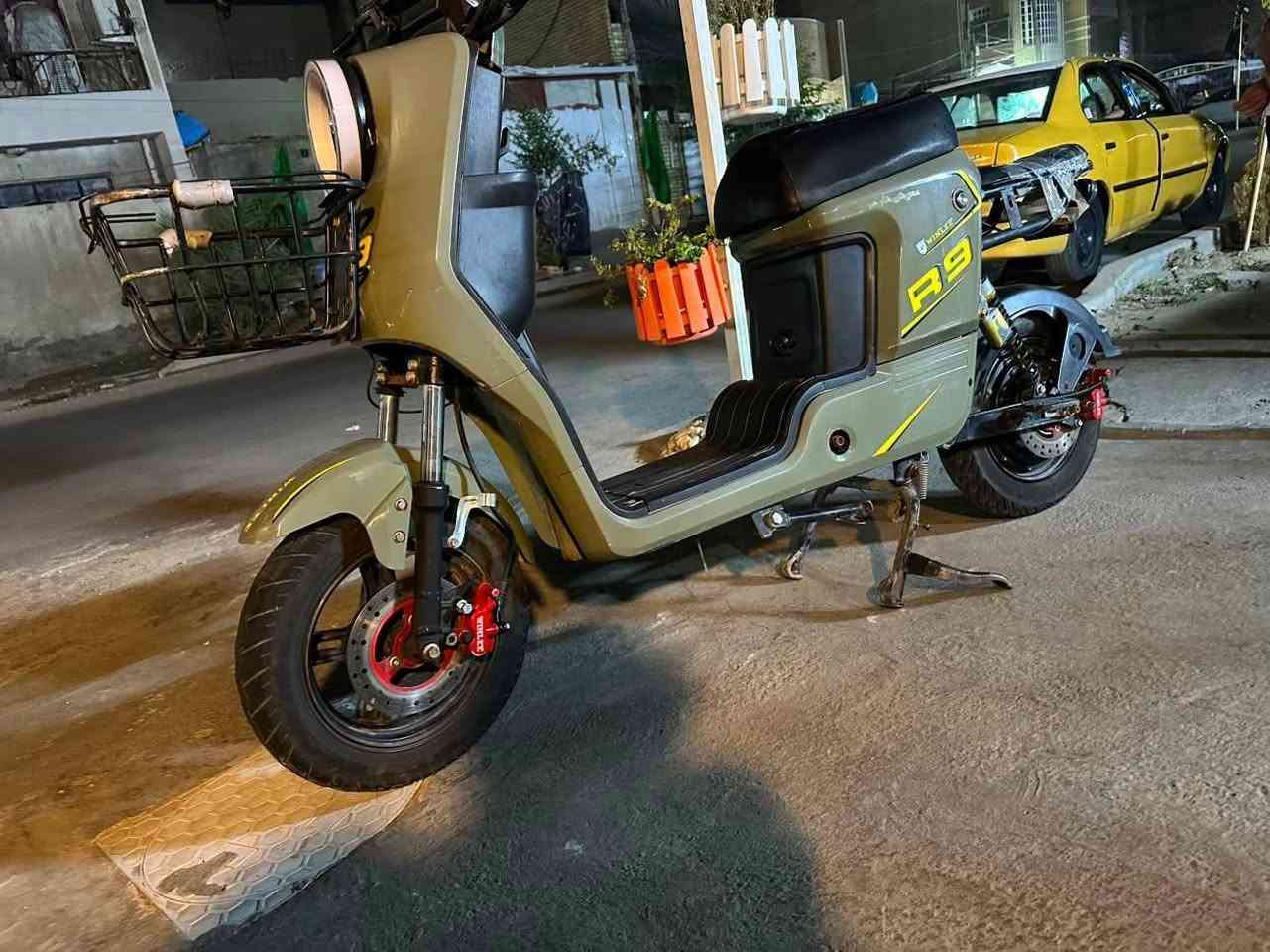 بسم الله الرحمن الرحيم
 دراجة R9 ٢٠٢٤ للبيع
السعر 400 وبيها مجال قليل 
 تفاصيل: البطاريات صارلها فقط ثلاث اشهر 
للاستفسار مراسلة على ماسنجر أو الاتصال برقم ***********
