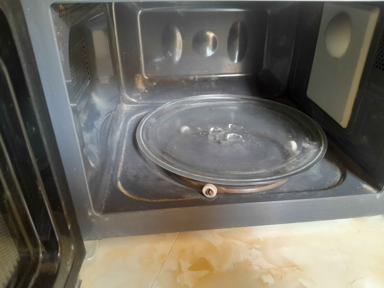 ميكرويف للبيع السعر 70 العنوان ميسان حي المعلمين الجديد التواصل واتساب ***********

Russell Hobbs
السعة: 17 لتر.
القدرة: 700 واط.
طبق دوار: مقاس 11 بوصة (28 سم).
5 مستويات للطاقة لتناسب أنواع الطعام المختلفة.
مؤقت رقمي حتى 99 دقيقة و99 ثانية. عمارة, ميسان
