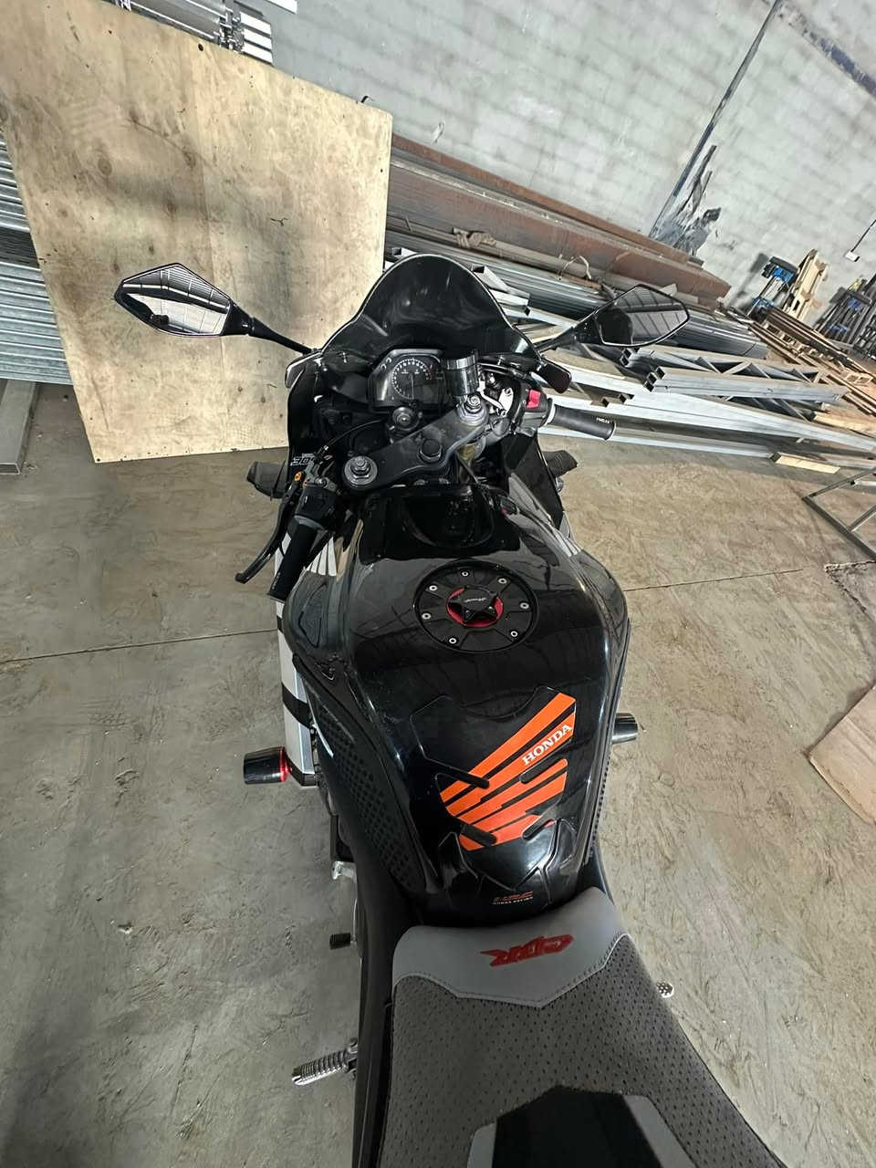 السلام عليكم 
RR 600 للبيع
بحالة الوكالة دراجه تجي وشوف بعينك دراجه نظيفه وأحلى من الصور 
مكاني بغداد المحمودية ناحية الرشيد 
رقم ***********
متوفر واتساب ورصيد
