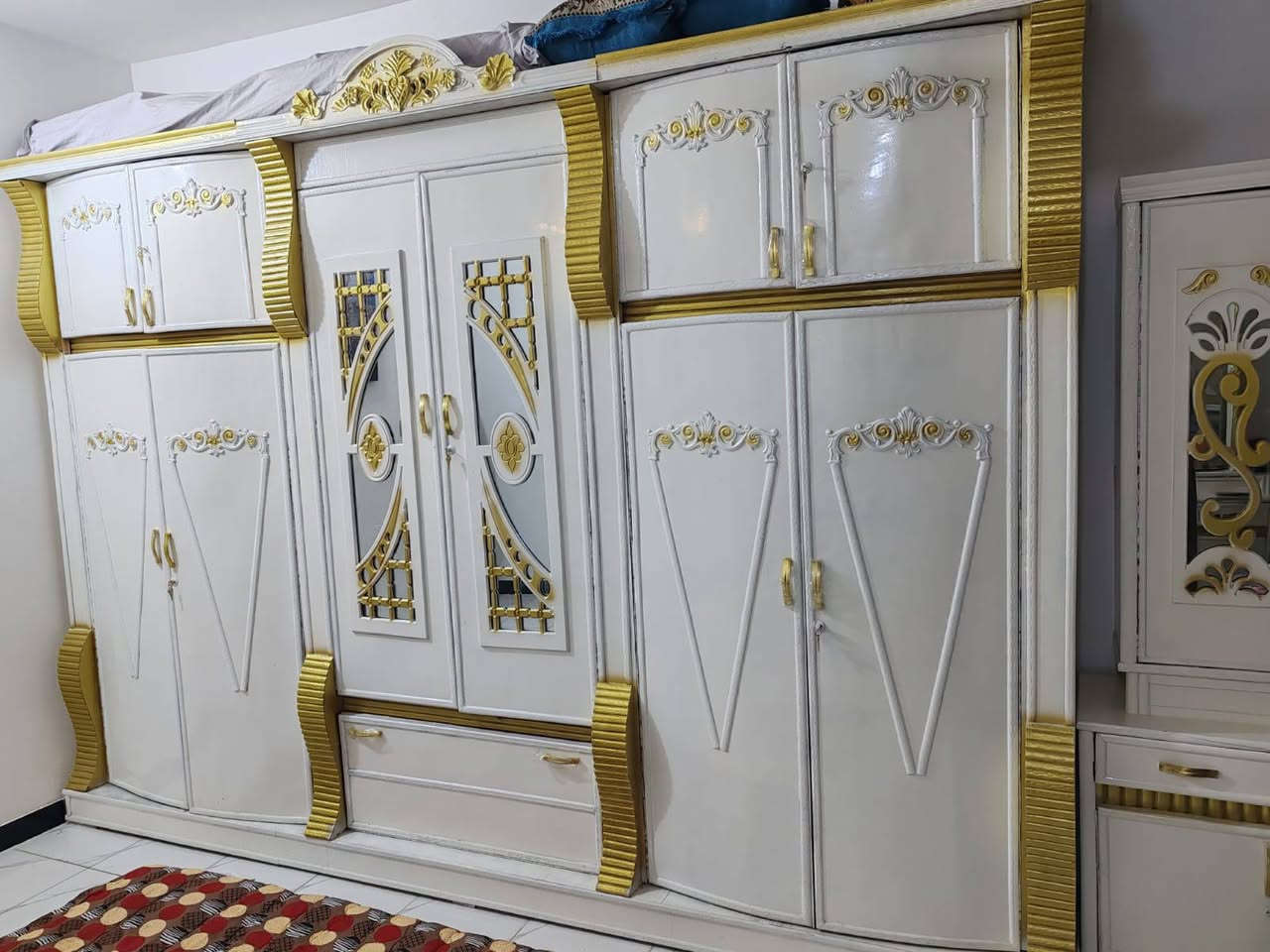 سلام عليكم غرفه نجاره عراقيه لون ابيض وذهبي تزكام ستخدام قليل للبيع مكانها حله بمليون و٧٥٠ وبيها مجال ***********
