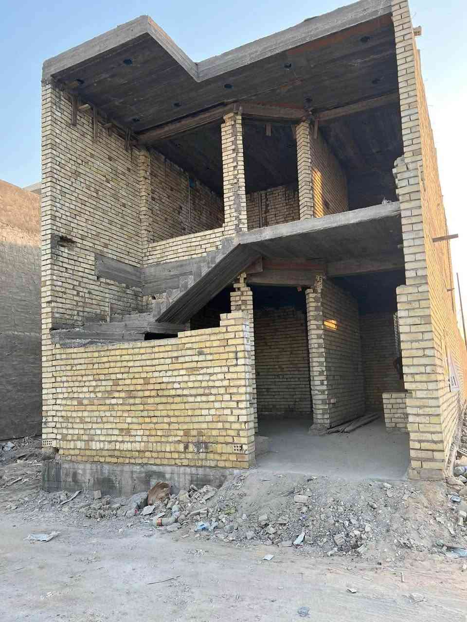سلام عليكم للبيع بيت هيكل طابقين منفصل درج خارجي المساحة 100متر/ واجه 6وربع نزال16 قريب على الشارع العام ثاني فرع  بصف الركن على مشروع بهية / السعر /85مليون قفل
***********
