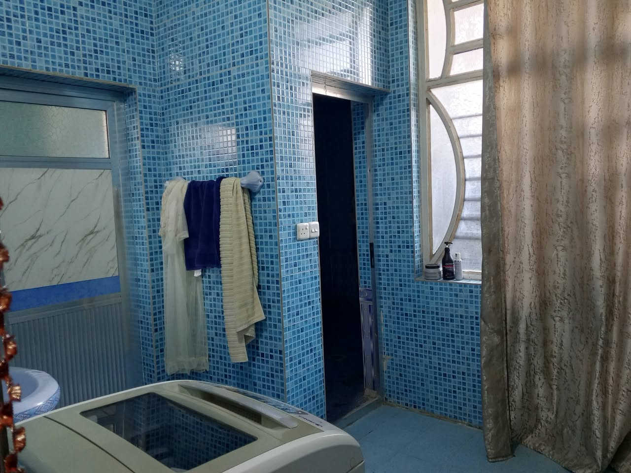سلام عليكم 
بيت للبيع طابو صرف مساحه 200 متر واجه 10 نزال 20 
عنوان البيت بغداد كوريش قرب علوه الرشيد جوه قوس بغداد على خط سريع موقم مميز استفسار اتصال ***********
