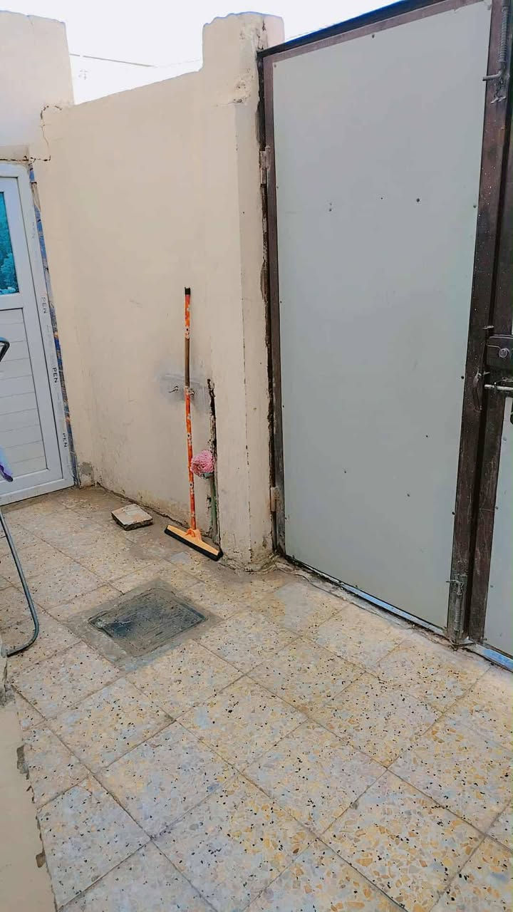 بيت رهن١٠٠م
منطقة ٥٨  يتكون من: 
إستقبال وصاله وغرفه ومطبخ وصحيات 
 داخليه وخارجه
البيت قرب المدرسه الورديه
سعر الرهن ٢٤ مع المجال
الاتصال ***********@

