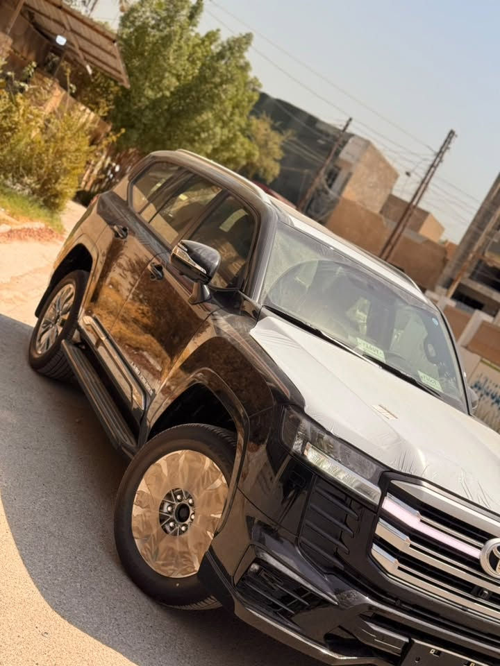 المتدد GXR  limited 2025
Black edition 

داخل احمر واسود زيرو مماشيه 

خمس كامرات حساسات امامي خلفي زنون لدات تدفئه تبريد مقاعد  شاشات خلفيه جلد احمر واسود مكفوله من كلشي 

 

***********
