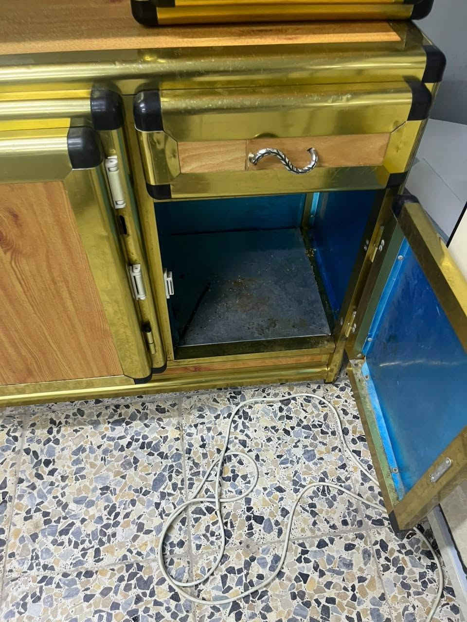 مستعمل البيع كاونتر مترين مع المعلق 
سنكي ستيل 
اخو الجديد مبطن البيبان مكاني الكوفه شارع المطار وساب او تصال *********** النجف, العراق
