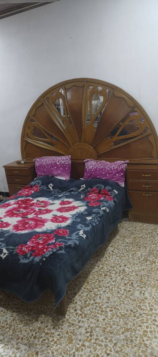 لبيع غرفه نوم خشب عراقي السعر 500وبيهامجال أرقم الهاتف ***********/  *********** مكان موصل الاايمن

