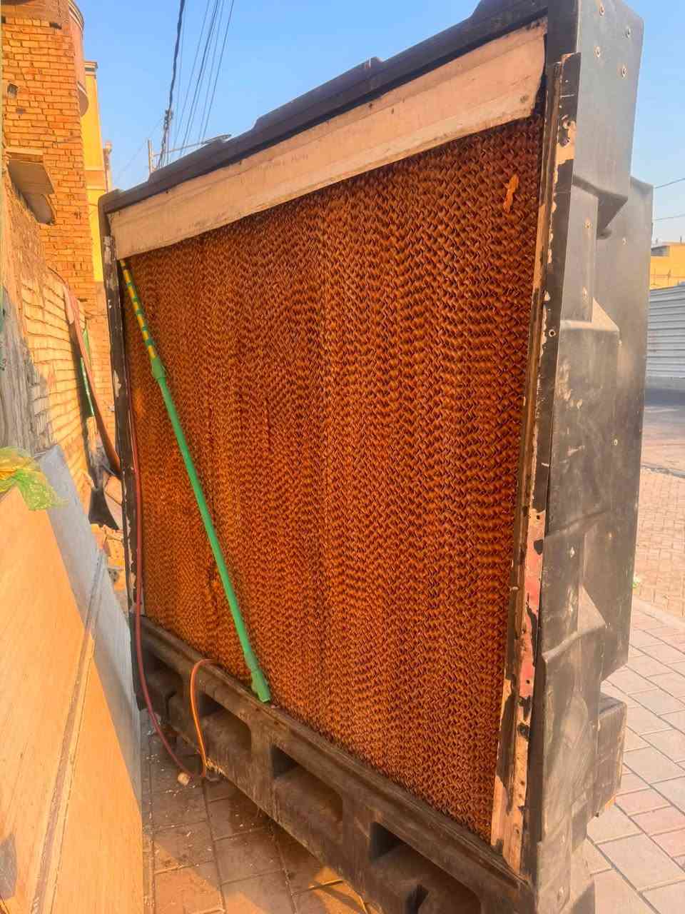 السلام عليكم مبردة للبيع ارتفاع 2 متر وعرض 180 س مبردة صناعة أمريكية نضيفة ٣ سرعات وليف جديد السعر ٩٠٠ وبيها مجال مكاني مدينة الصدر 
***********
