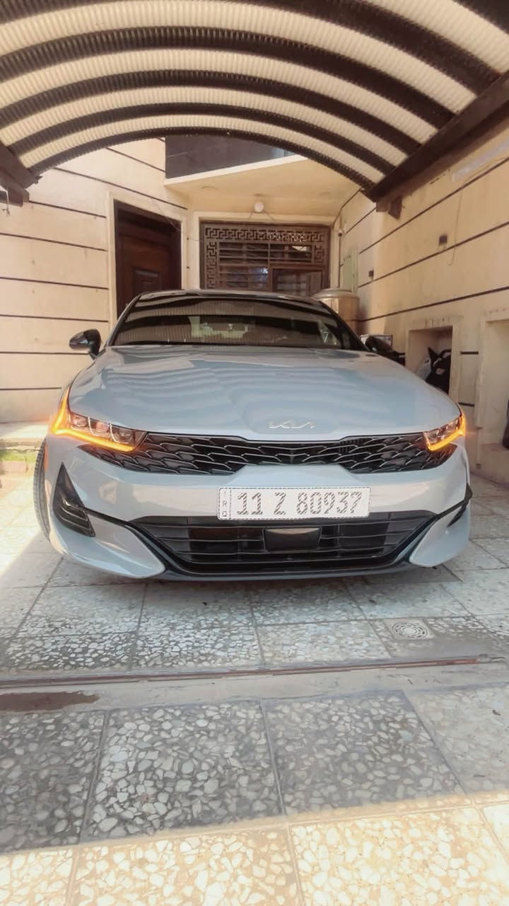 السلام عليكم
K5 2024 GT LINE لون سمنتي للبيع 
محرك 1600 تيربو 
بصمة ابواب وجنطة 
شاشة لمس كامرة دوارة 
كشنات لون احمر مميز 
درايف مود 3 انظمة قيادة 
ردار امامي وخلفي توقف ذاتي 
قيادة آلية تحديد مسار 
شحن لاسلكي 
تدفئة كشنات 
ابل كار بلي 
مانع تزحلق 
لد خلفي 
لد امامي برتقالي 
لايت ٣ عدسات زنون 
تشغيل عن بعد 
سيارة هواي بيها مواصفات كلش نضيفة وجديدة وما ناقصها اي برغي استعمالها كلش قليل ماشية ٤٤ كيلو مو ميل تخم تاير جديد شاد الها دهن يورل قبل سبوع مبدلة . سيارة بيها صبغ جاملغ خلفي جوة قبق البانزين وباب السايق فقط بجم كبس بلاد رقم بغداد الانكليزي ب اسمي تحويل ثاني يوم مباشر . السعر 176$ بيها مجال قليل . 
مكان سيارة بغداد 
***********
