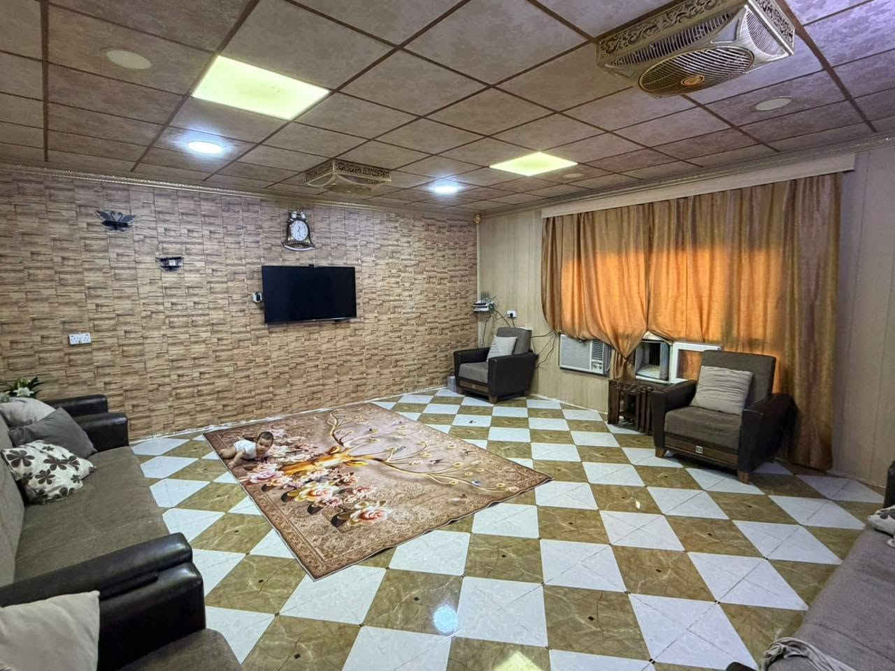 بيت للبيع يوسف بيك أول جسر صاير مساحه250متر مربع بناء طابقين كاشي سيراميك سقف ثانوي عدد غرف نوم3
استقبال 
مطبخ منور  حمام صحيات 2
كراج سياره حديقه ترك خلف البيت ماء متوفر 24 ساعه السعر 50مليون وبي مجال رقم الهاتف***********
