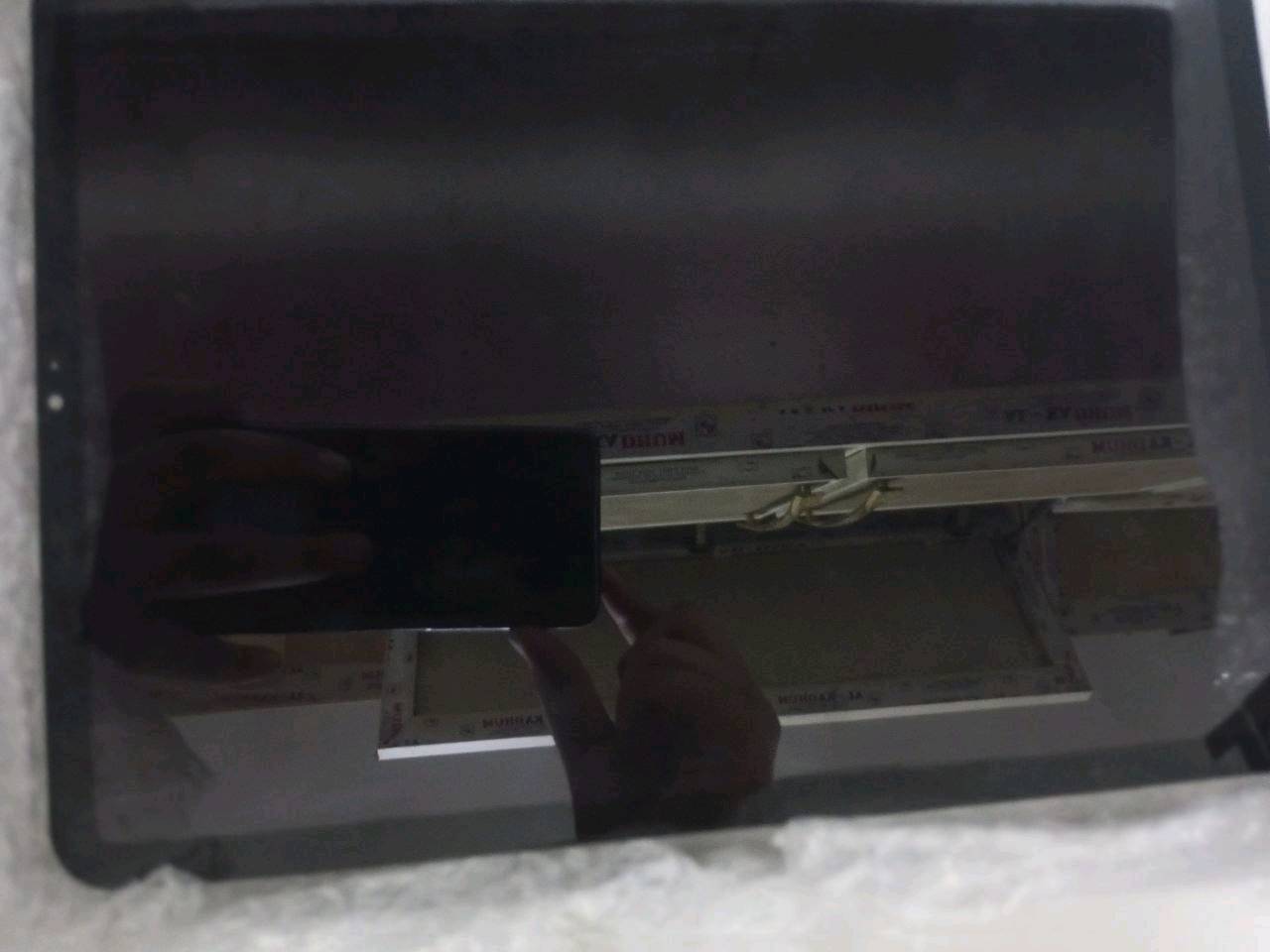 السلام عليكم شاشة ايباد 11 برو m٢ و ترهم  ١ شاشه اصليه وكاله سعرها بل أسواق 140.اطي سعر يعجبني و بل عافيه عليك.