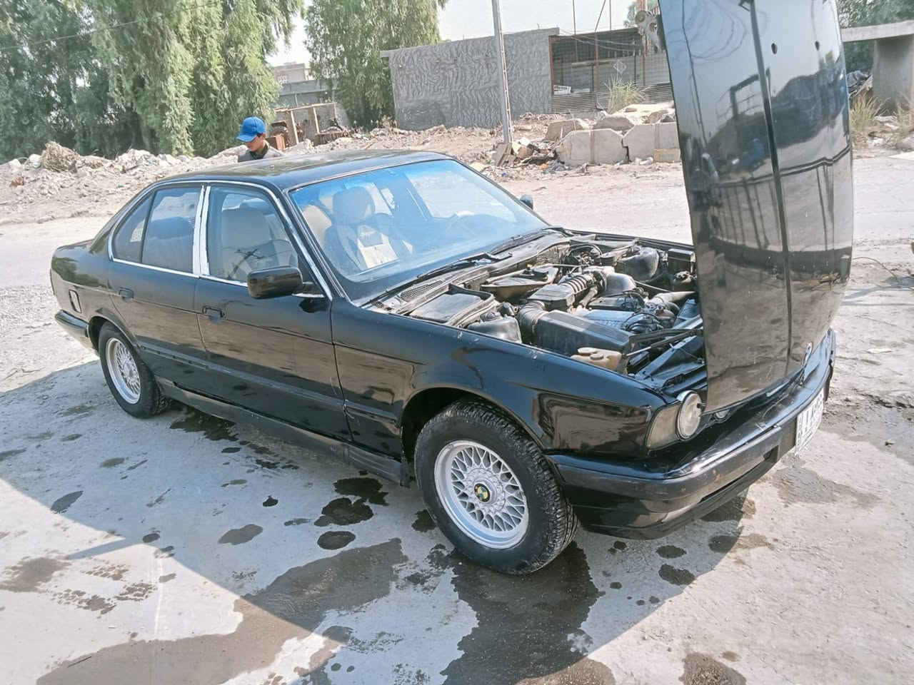للبيع بي ام 530موديل1991
السيارة كاملة نضيفه 
محرك كير تبريد كهربائية كلها شغاله 
السيارة مصبوغة عام للجماليه
السيارة لاصرف ولاتبخير 
السيارة بسمي والسعر50 وبيها مجال مكاني ابو غريب 
***********
