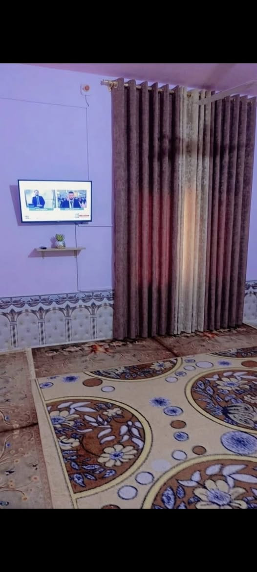 السلام عليكم عندي بيت مساحه مالته 600 متر مساحه بيت مبني 300 متر طابو زراعي سند 25 العنوان الديوانيه طريق السنيه السياحي قريب عل سكت القطار يبعد عن شارع العام  400 متر اكثر استفسار***********
